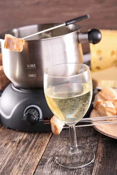 Copo de vinho e fondue de queijo — Fotografia de Stock