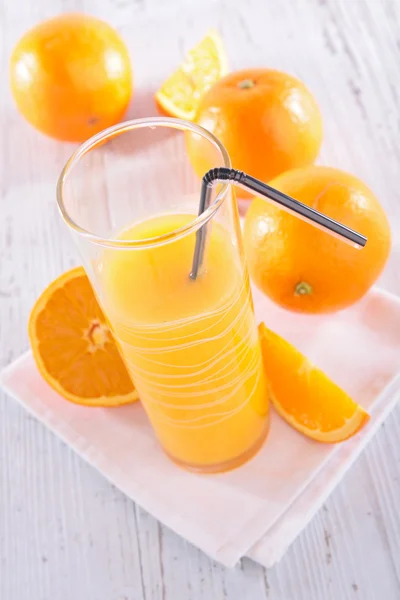 Jugo de naranja con naranjas frescas —  Fotos de Stock