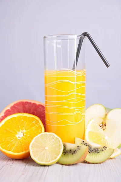 Fruit juice with fresh fruits — Stock Photo, Image