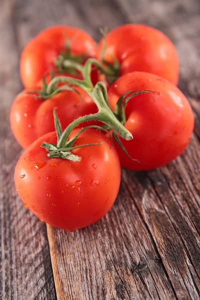 Frische Tomaten auf Holz — Stockfoto