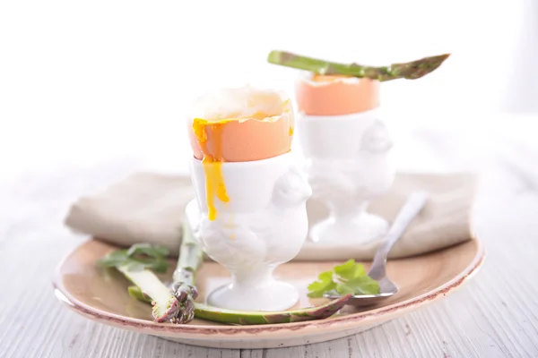 Vařená vejce s chřestem — Stock fotografie