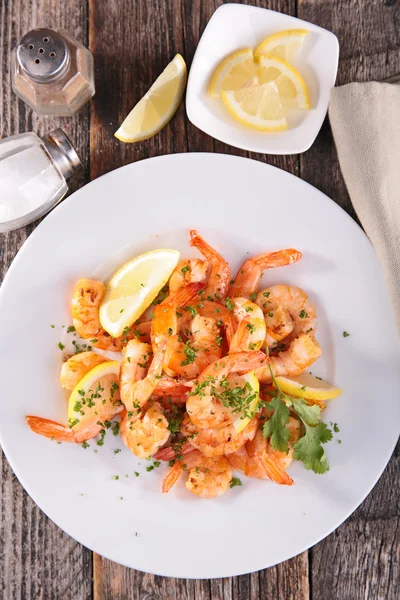 Fried shrimp with parsley — Stock Photo, Image