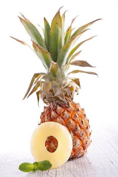Красивый тропический ананас — стоковое фото