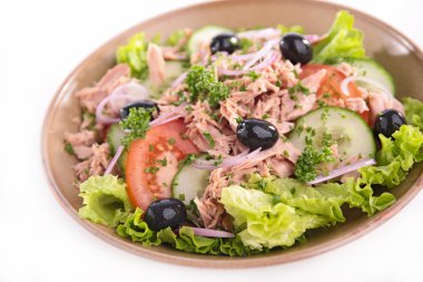 Ton balıklı salata domates ile