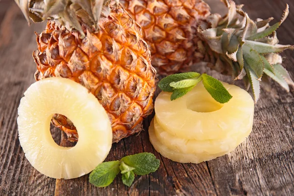 Pięknym tropikalnym ananas — Zdjęcie stockowe