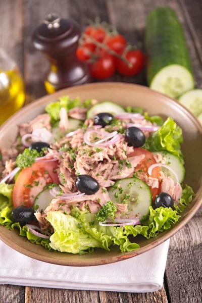 Salada com tomate e atum — Fotografia de Stock