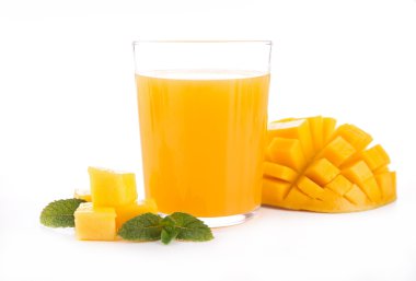 Meyve suyu taze dilimlenmiş meyve ile