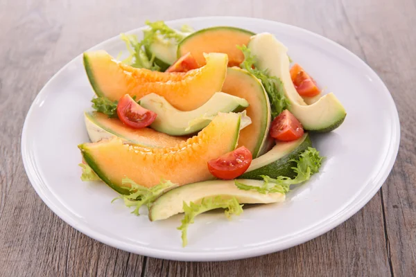 Salat mit Melone, Avocado und Tomate — Stockfoto