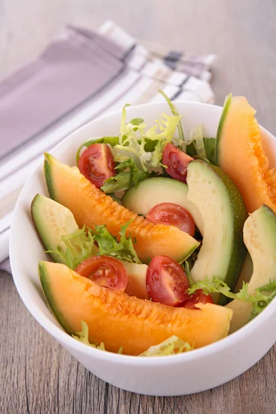 Salada com melão, abacate e tomate — Fotografia de Stock