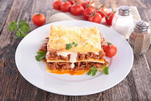 Smakelijke lasagne op plaat — Stockfoto