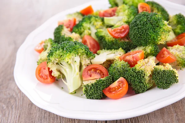 Ensalada de verduras ecológicas en plato —  Fotos de Stock