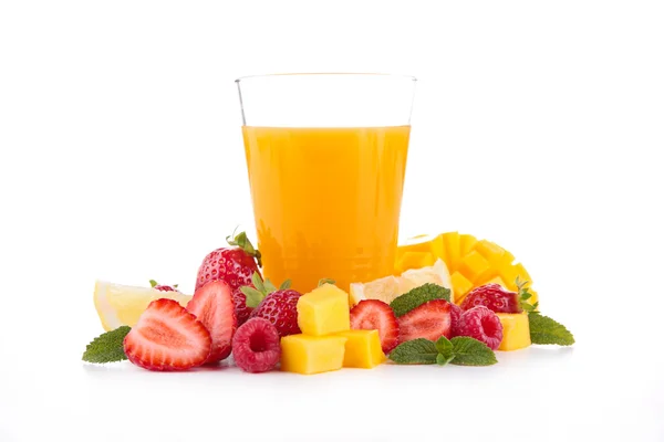 Фруктовый сок со свежими нарезанными фруктами — стоковое фото