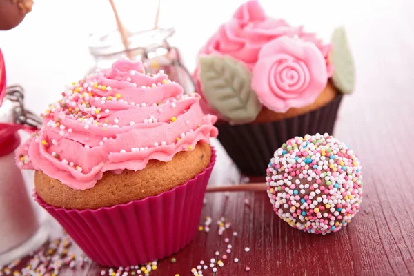 Helle Cupcakes und Cake Pops — Stockfoto