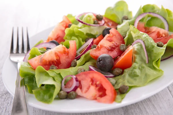 Verse salade met vitaminen in plaat — Stockfoto
