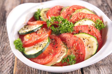 Domates, kabak ve otlar