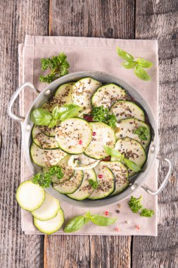 Kabak ve otlar ile güveç