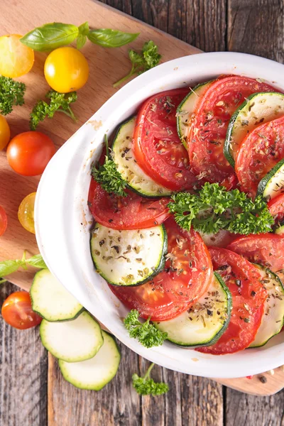 Tomate, abobrinha e ervas — Fotografia de Stock