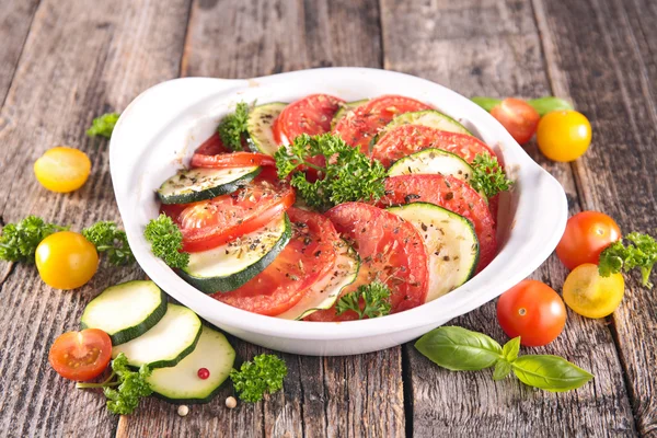 Tomate, abobrinha e ervas — Fotografia de Stock