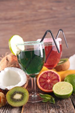 Meyve kokteyli içki