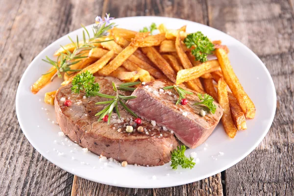 Steak vom Grill und Pommes frites — Stockfoto