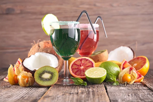 Cocktail drinks with fruits — Stock Photo, Image