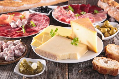 Peynir, salam, ekmek ve zeytinyağı