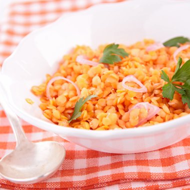 Beyaz kase kırmızı mercimek