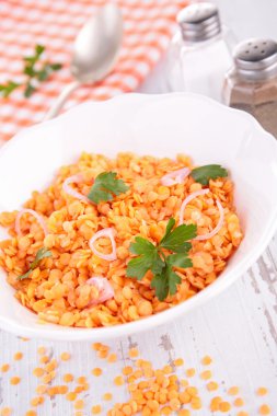 Beyaz kase kırmızı mercimek