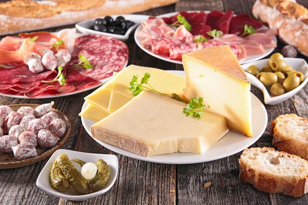 Käse, Salami, Brot und Oliven — Stockfoto