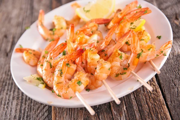 Grilled shrimp in white plate — Stock Photo, Image