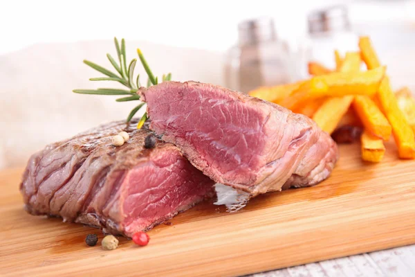 Hovězí maso a hranolky — Stock fotografie