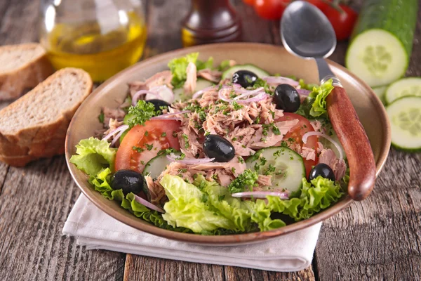 Frischer Salat mit Thunfisch — Stockfoto