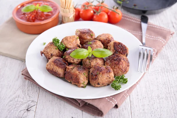 Plate of meatballs and tomato sauce — Stock Photo, Image