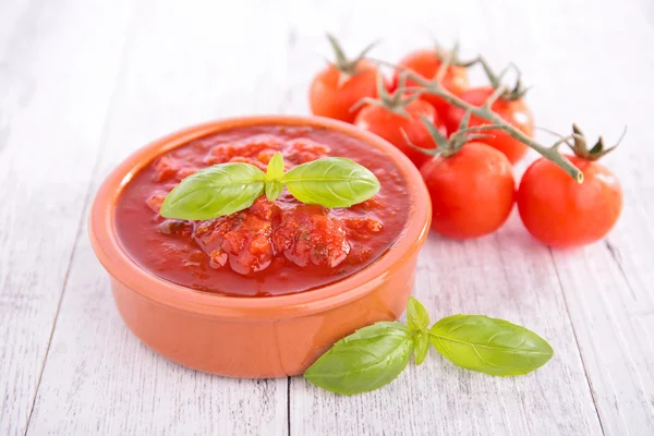 Tomatensauce und Basilikum — Stockfoto