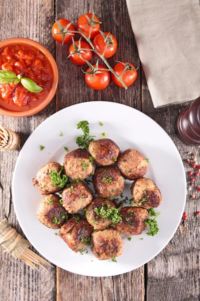 Tallrik köttbullar och tomatsås — Stockfoto