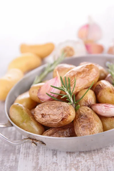 Pommes de terre cuites au four aux herbes — Photo