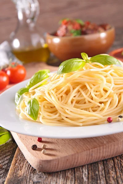 Spaghetti z bazylią w białej płytce — Zdjęcie stockowe