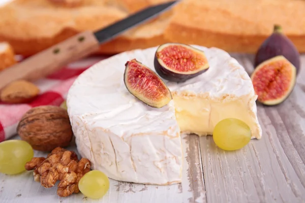 Käse, frische Feigen und Brot — Stockfoto