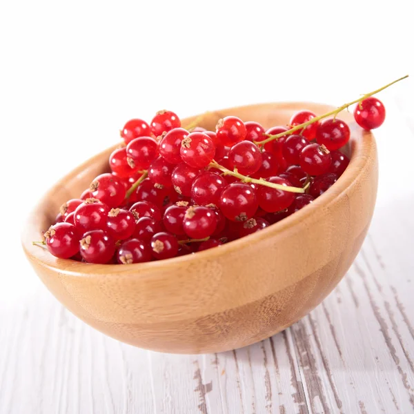 Redcurrant in bowl on wood — Stock Photo, Image