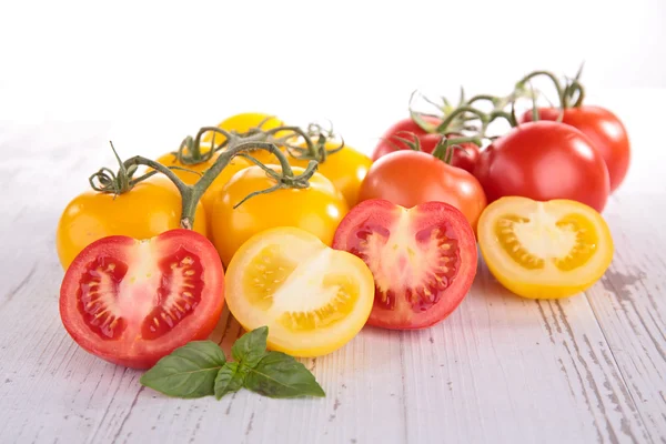 Verse tomaten en basilicum op hout — Stockfoto