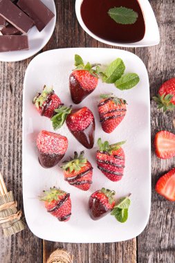 çilek ve çikolata sosu