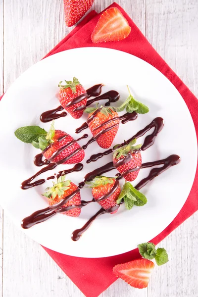 Lekkere aardbeien en chocolade — Stockfoto