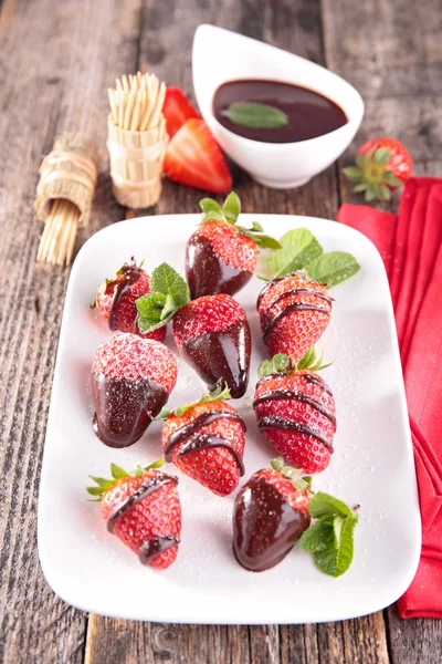 Aardbeien en chocolade saus — Stockfoto