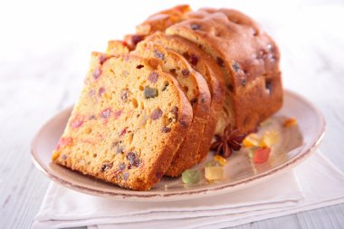 Kurutulmuş meyve ile dilim kek