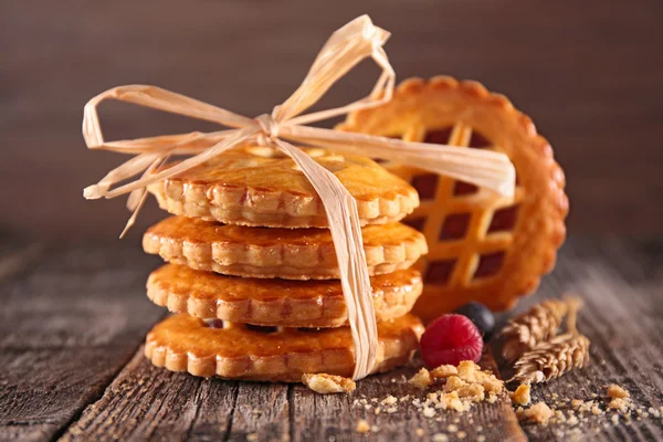 Bellissimi biscotti con marmellata — Foto Stock