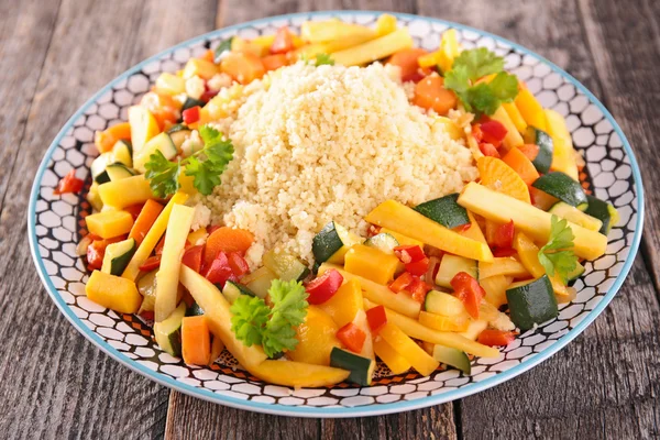 Semolina saborosa com legumes — Fotografia de Stock