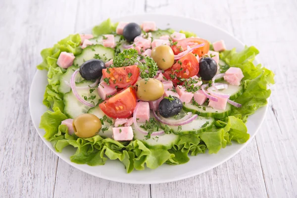 Salada fresca com vitaminas na tigela — Fotografia de Stock