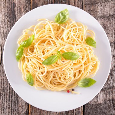 Fesleğenli beyaz tabak spagetti