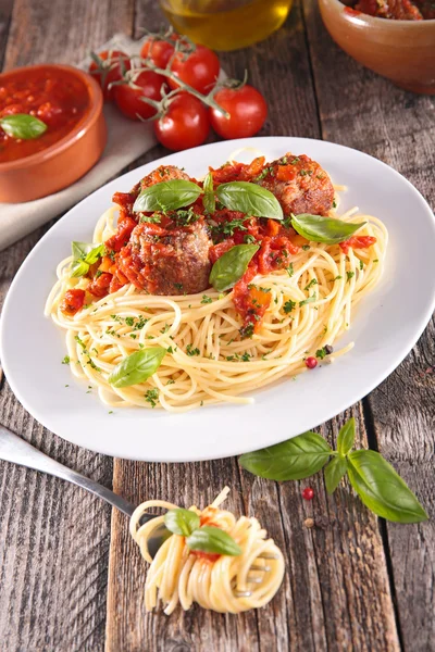 Spaghetti con polpetta e salsa di pomodoro — Foto Stock