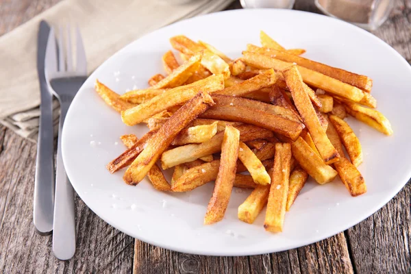 Franse frietjes in witte plaat — Stockfoto